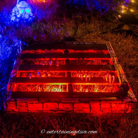 Halloween Front Yard, Blacklight Halloween, Pallet Halloween, Halloween Lighting Outdoor, Halloween Diy Outdoor, Outdoor Lighting Ideas, Yard Haunt, Halloween Props Diy, Walking Trail