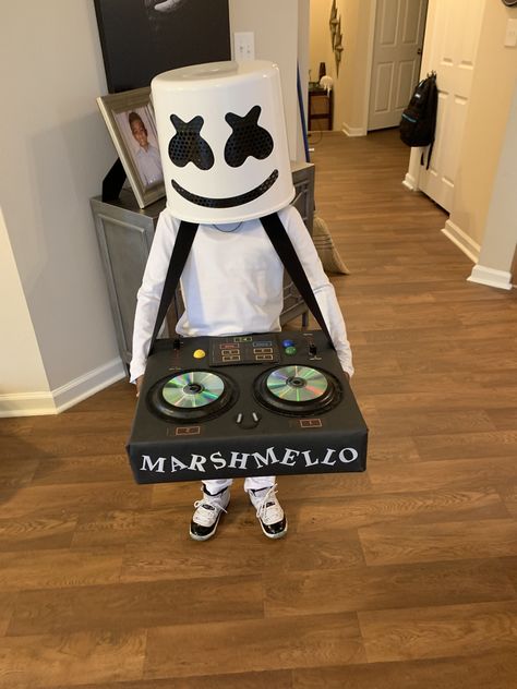 Marshmellow Dj Costume Diy, Fornite Halloween Costumes, Marshmallow Head Costume, Diy Marshmello Costume, Dj Costume For Kids, Marshmallow Costume Kids, Dj Marshmello Party Ideas, Dj Marshmello Costume, Marshmallow Halloween Costume