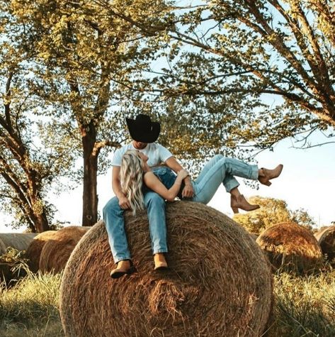 Western Relationship, Couple Horse Photography, Rodeo Couples, Farm Couple, Western Couple Photoshoot, Cowgirl And Cowboy, Farm Engagement Photos, Country Couple Pictures, Cute Country Couples