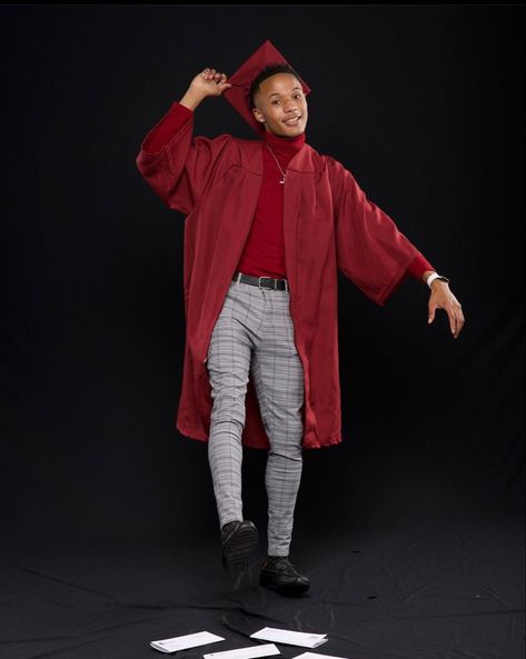 Black Male Graduation Photoshoot, Senior Pictures Outfits Men, Senior Picture Ideas For Black Guys, High School Graduation Outfit Ideas Men, Graduation Photoshoot Men, 8th Grade Graduation Outfit Ideas, Cap And Gown Outfit, Graduation Outfit Ideas High School, High School Graduation Outfit