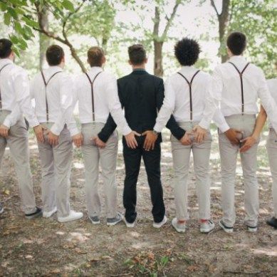 Funny Groomsmen Photos, Groomsmen Wedding Photos, Groomsmen Pictures, Wedding Group Photos, Groomsmen Poses, Funny Wedding Pictures, Bridal Parties Pictures, Wedding Photography Checklist, Bridesmaid Funny