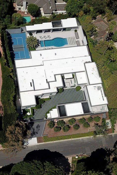 Kylie Jenner New House, Kris Jenner House, Kylie Jenner House, Calabasas Homes, Palm Springs House, Jenner House, Holmby Hills, Famous Houses, Mega Mansions