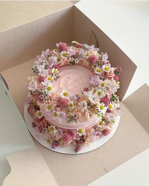 Wildflower Cake, Cake With Flowers, 18th Birthday Cake, Mini Cakes Birthday, Pretty Dessert, Creative Birthday Cakes, Pretty Birthday Cakes, Just Cakes, Cute Birthday Cakes