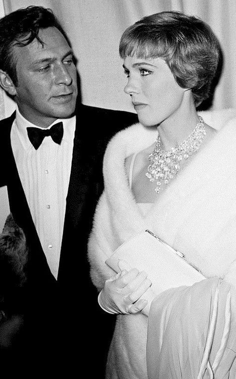 Christopher Plummer & Julie Andrews at the premiere of ‘The Sound of Music’ - Fox Wilshire Theatre, Los Angeles - March 1965 Georg Von Trapp, Sound Of Music Movie, Christopher Plummer, The Sound Of Music, I Love Cinema, Julie Andrews, Old Hollywood Stars, Actrices Hollywood, Hollywood Legends