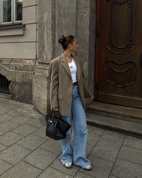 Stylish Outfits Fall 2024, Baggy Blazer Outfit, Mid Size Women Outfits, Blazer Fall Outfits, Italy Chic, Samba Outfit Ideas, Adidas Samba Outfit, Italian Chic, Estilo Hijab