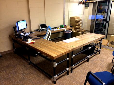 U-Shaped Butcher Block Desk | by Simplified Building Concepts Nice desk here with loads of space, but my inner geek loves the view in the background even more! How To Build A Desk, Industrial Pipe Desk, Butcher Block Desk, Deck Furniture Layout, Desk Stuff, Diy Butcher Block, Nashville House, Diy Computer Desk, Iron Desk