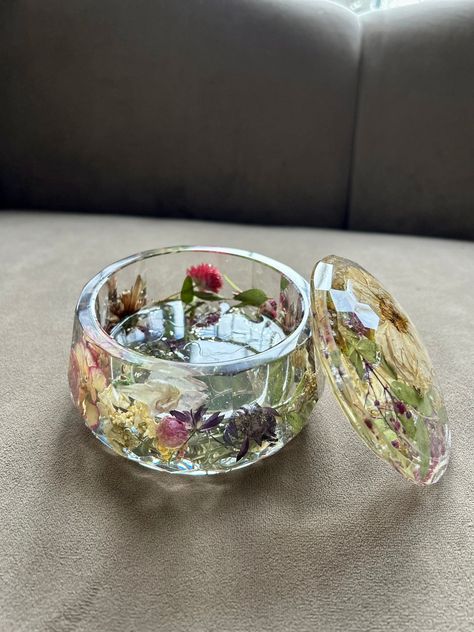 Resin jewelry dish with lid,Trinket dish,Bridal bouquet preservation,Wedding flower preservation,Resin trinket dish,Bridemaid gifts https://etsy.me/3ZJ9yRI #flowerpreservation #bouquetpreservation #weddingflowers # Resin Crafts Aesthetic, Wedding Flowers Preservation Ideas, Resin Gift Ideas, Bridal Bouquet Preservation, Resin Trinket Dish, Wedding Flower Preservation, Resin Gifts, Resin Work, Resin Crafts Tutorial