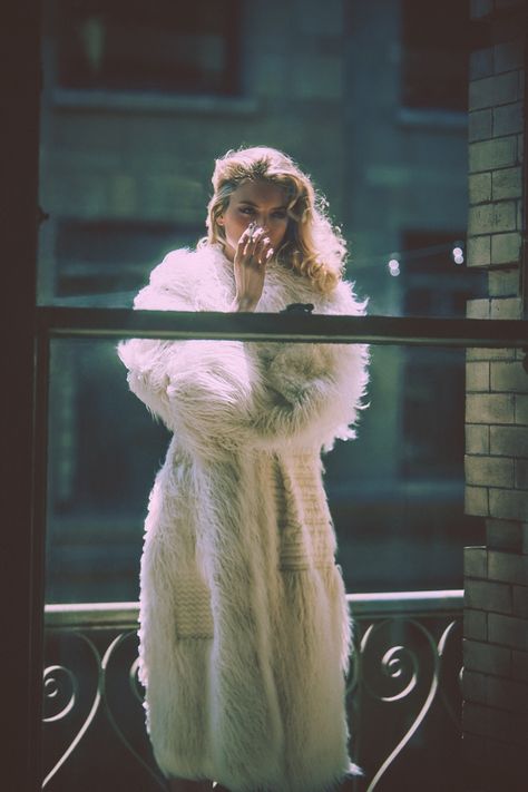 The Victoria's Secret Angel wears a fur coat Guy Aroch, Martha Hunt, Breakfast At Tiffany's, Look Retro, Foto Tips, I'm With The Band, Mode Inspo, How To Pose, 인물 사진