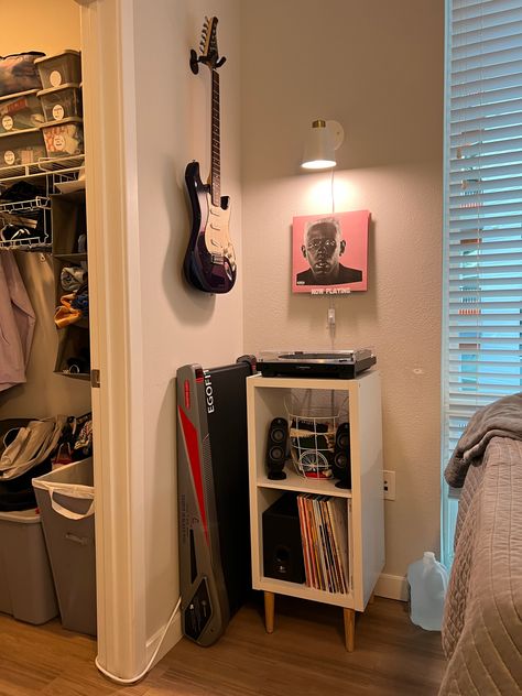 Mounted Guitar Decor, Vinyl Stand Aesthetic, Shelf For Vinyl, Vinyl Now Playing, Music Shelf Decor, Record Player Cube Shelf, Vinyl Record Room Aesthetic, Electric Guitar In Bedroom, Record In Room