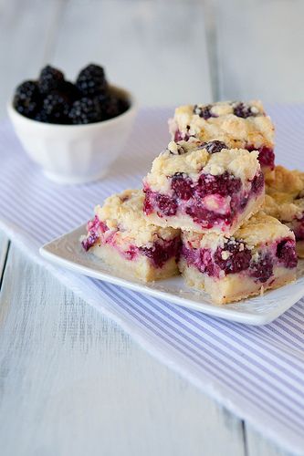 Blackberry Pie Bars | Annie's Eats Blackberry Pie Bars, Blackberry Crumble, Beaux Desserts, Crumb Bars, Perfect Sugar Cookies, Blackberry Pie, Kolaci I Torte, Pie Bars, Pie Bar