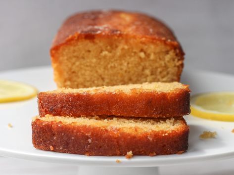 close up of slices of cake in front of lemon drizzle loaf cake Gluten Free Lemon Pound Cake, Lemon Drizzle Cake Recipe, Lemon Loaf Cake Recipe, Lime Pound Cake, Lemon Yogurt Cake, Lemon Recipe, Lemon Loaf Cake, Loaf Cake Recipes, Lemon Drizzle Cake