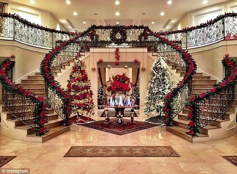 Oh sure, just your average family home. Luxury Christmas Decor, Christmas Staircase, Double Staircase, Rich Kids Of Instagram, Rich Kids, Christmas House, Luxury Decor, Yellowstone National, Staircases