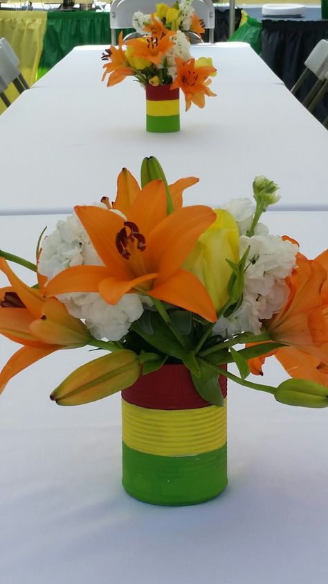 Centerpieces, Reggae theme. Inexpensive  soup can and craft paint. Rasta Wedding, Caribbean Theme Party, Rasta Party, Jamaican Party, Jamaican Wedding, Caribbean Party, Bird Baby Shower, Theme Party Ideas, Jamaica Wedding