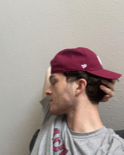 Mens Side Profile, Backwards Hat Men, Mens Selfie, Hat Backwards, Basic White Boy, Backwards Hat, Hat Aesthetic, Side Profile, Aesthetic Guys