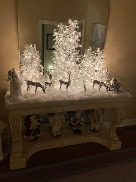 Snowy White Christmas Decor, White And Silver Christmas Decorations Diy, Glamour Christmas Decor, Simple Elegant Christmas Tree Decor, Snow Theme Christmas Decorations, Extravagant Christmas Decor, Christmas Wonderland Decorations Indoor, White Xmas Decorations, All White Christmas Decor