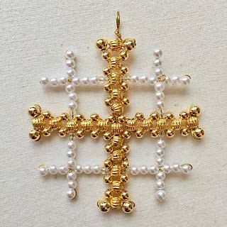 Chrismon Tree, Chrismon Patterns, Chrismon Ornaments, Beaded Crosses, Clothespin Crafts Christmas, Advent Crafts, Jesse Tree, Pearl Ornaments, Beaded Ornament Covers