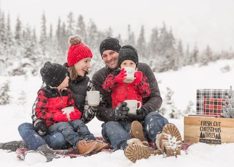 Family Christmas Pictures Snow, Family Christmas Pictures In Snow, Family Photo Ideas Winter, Family Photos Winter Outdoor, Family Photos In Snow, Family Pictures In Snow, Family Photos Snow, Family Snow Photoshoot, Snow Family Photoshoot