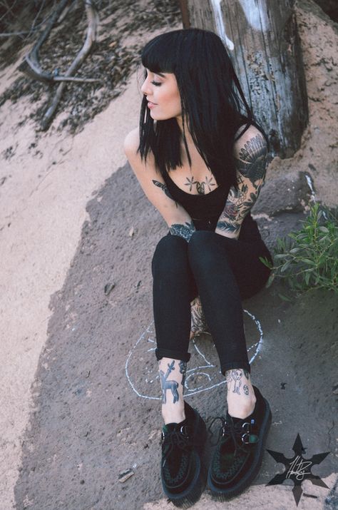 Outfits With Creepers, Hannah Pixie Snowdon, Grunge Style Outfits, Hannah Snowdon, Hannah Pixie, Look Grunge, Goth Outfit, Dark Fashion, A Rock