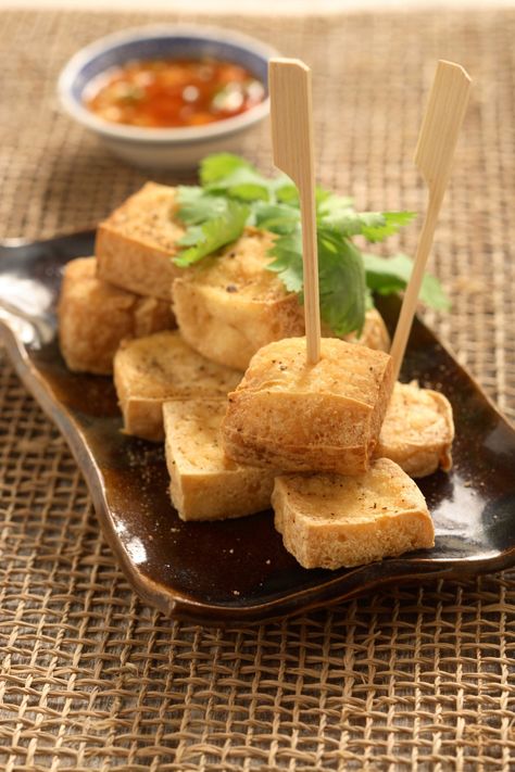 Crispy Fried Tofu Recipe, Thai Appetizer, Deep Fried Tofu, Tasty Thai, Deep Fried Food, Tofu Recipe, Sweet And Sour Sauce, Fried Tofu, Trending Recipes