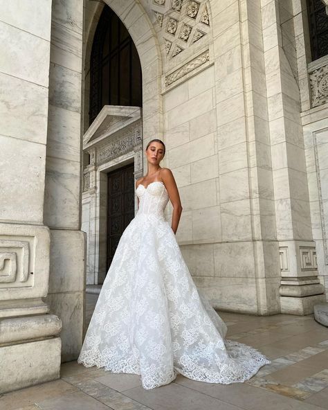 Monique Lhuillier Bride on Instagram: “Regal Elegance 🤍 #moniquelhuillier #mlbride #mlspring22bridal #fleurdelis” Low Back Ball Gown Wedding Dress, Appliqué Wedding Dress, Monique Lhuillier Wedding, Monique Lhuillier Wedding Dress, Monique Lhuillier Bridal, Shop Wedding Dresses, Pretty Wedding Dresses, Lace Ball Gowns, Dream Wedding Ideas Dresses