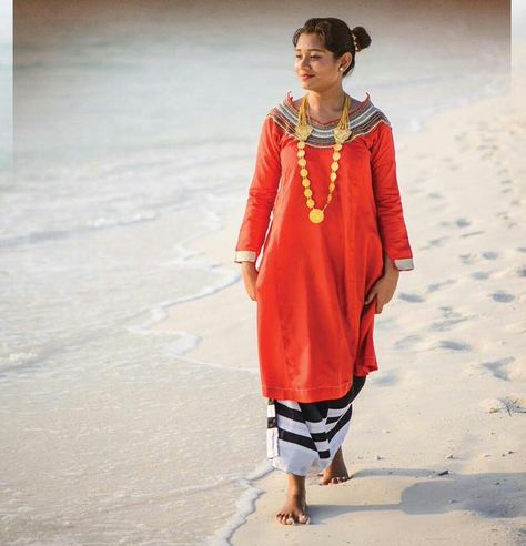 Traditional Maldives Maldives Traditional Dress, Dhivehi Libaas, Maldivian Traditional Dress, Maldives Clothes, Maldivian Culture, Maldives Culture, Maldives Country, Beach Theme Party Decorations, Travel Maldives