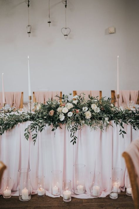 Bridal Table Flowers Arrangements, Wedding Top Table Flowers, Wedding Top Table Decorations, Blush Pink And Gold Wedding, Bridal Table Flowers, Flower Diy Paper, Wedding Design Ideas, Top Table Flowers, Candles Romantic