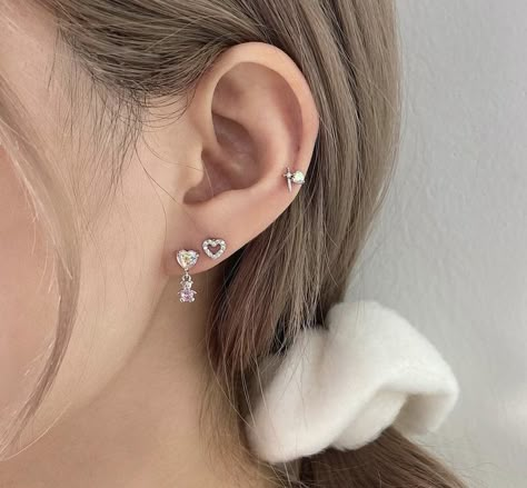 Auricle Piercing, Minimalist Ear Piercings, Cool Ear Piercings, Pretty Ear Piercings, Cute Ear Piercings, Cute Piercings, Dior Jewelry, Jewelry Outfit, Bar Earrings