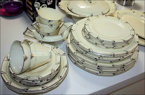 this dinner set by Alfred Meakin in the Princess Shape has angular shapes and geometric patterns Meakin Pottery, Beautiful Dinnerware, Art Deco Shapes, Tea Party Table, Alfred Meakin, Art Deco Glass, Tableware Collection, Dinner Set, Stoke On Trent