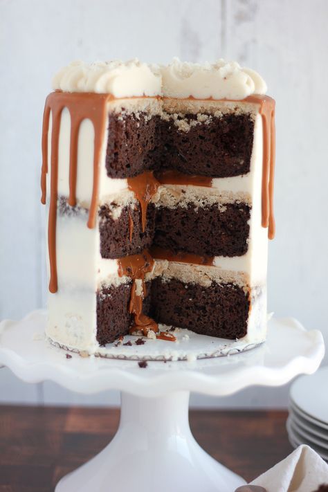 Twix Cake - Baking with Blondie Twix Candy Bar, Castella Cake Recipe, Twix Cake, Blondie Cake, Twix Candy, Salted Caramel Candy, Baking With Blondie, Shortbread Cookie Crust, Caramel Shortbread