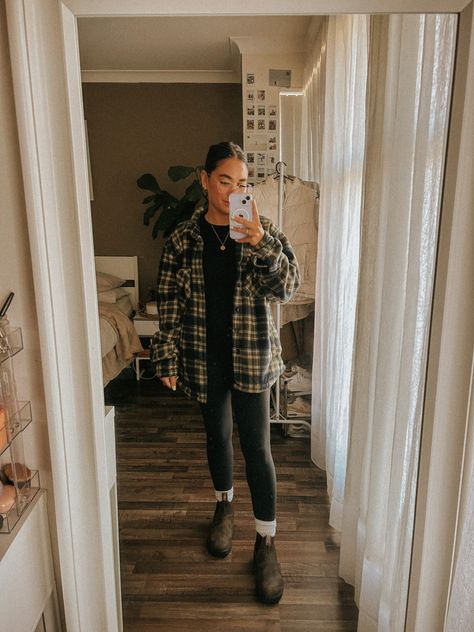 Leggings And Blundstones Fall Outfits, Blundstones And Leggings Outfit, Comfy Blundstone Outfit, Blundstone Rustic Black Outfit, Blundstone And Leggings Outfit, Blundstone Outfit Sweatpants, Casual Blundstone Outfit, Winter Outfits With Blundstones, Leggings Blundstone Outfit