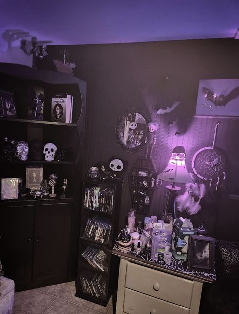 Goth College Dorm, Mall Goth Room, Room Ideas Goth, Romantic Goth Room, Purple Gothic Bedroom, Gothic Room Ideas, Witchy Apartment, Goth Room Ideas, Pastel Goth Decor