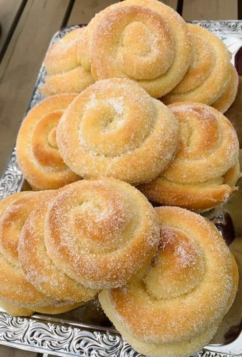 CLASSIC ENSAYMADA BREAD RECIPE Donuts From Biscuits, Ensaymada Recipe, Panlasang Pinoy Recipe, Pinoy Dessert, Bread Toppings, Panlasang Pinoy, Pinoy Recipes, Baking Tutorial, Homemade Donuts