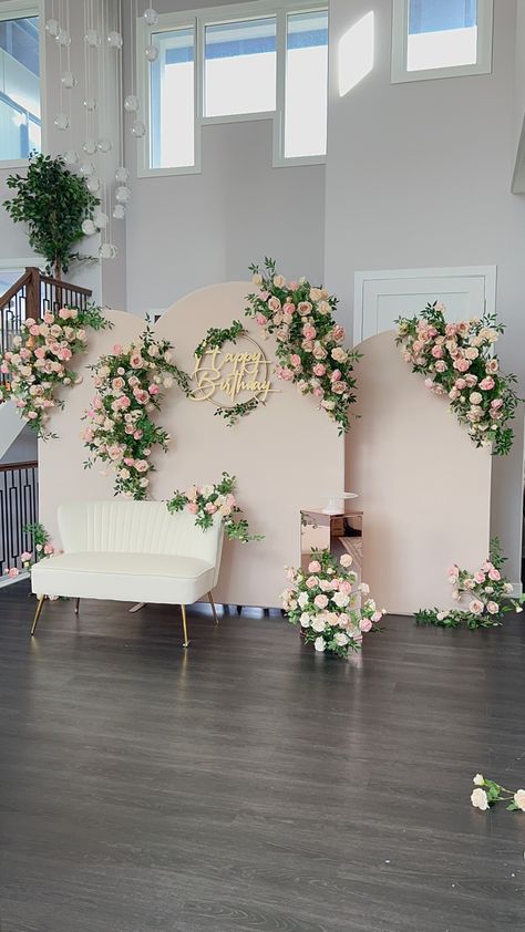 Floral Chiara Backdrop, Floral Panel Backdrop, Wedding Backdrop 2023, Backdrop Floral Arrangements, Chiara Backdrop With Flowers, Arch Backdrop With Flowers, Diy Panel Backdrop, Backdrop Flower Decorations, Floral Backdrop Photoshoot