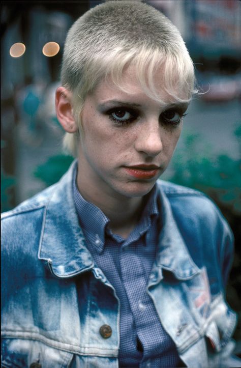 17 Incredible Vintage Photos From London's '70s Punk Scene Derek Ridgers, Chelsea Cut, Skinhead Fashion, Skinhead Girl, Estilo Punk Rock, 70s Punk, 80s Punk, Face Piercings, Teddy Boys