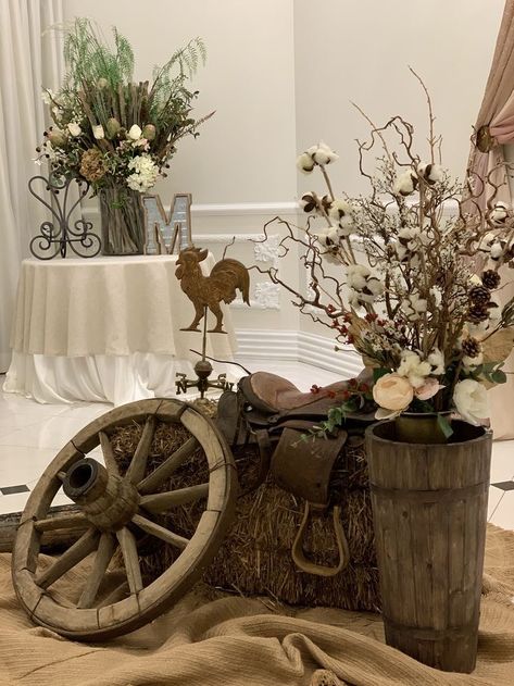 Old West Wedding Theme, Centerpieces Western Theme, Rancho Quince, Rancho Quinceanera Theme, Western Quinceanera Ideas, Rustic Quinceanera, Chambelanes Outfits, Western Centerpieces, Quince Decor