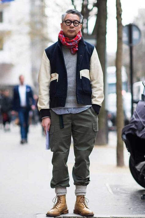 Workout Man, Red Plaid Scarf, Hipster Mens Fashion, Japanese Streetwear, Urban Street Style, Urban Street, Men Street, Green Pants, 가을 패션