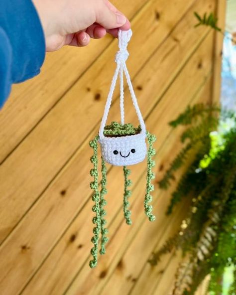 String Of Pearls Crochet Pattern, Plants Crochet, Crochet Plants, Crochet Plant Hanger, Tiny Crochet, Mini Plant, Easy Diy Room Decor, Plant Projects, Crochet Fun