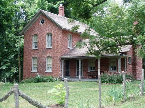 virginia red brick farmhouse - Bing Brick Farmhouse Exterior, Brick Ranch Houses, Brick Farmhouse, Cheap Houses For Sale, Metal Roof Houses, Cedar Shingle Roof, Old Mansions, Red Brick House, Brick Architecture