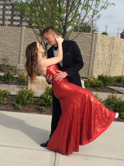 Prom Pictures With Date, Couple Red Dress, Prom Pictures Poses, Prom Poses For Couples, Cute Prom Couples, Poses On Stairs, Prom Couple Poses, Md Photoshoot, Couple Prom Pictures