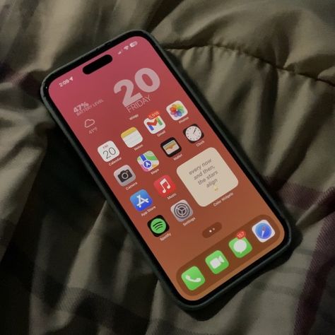 iPhone Home Screen layout Iphone Home Layout Ideas, Personalized Home Screen, Iphone 15 Screen, Phone Set Up Homescreen Aesthetic, I Phone Home Screen Ideas, Iphone Front Screen, Iphone Home Wallpaper, Apple Home Screen Layout, Iphone Screen Ideas