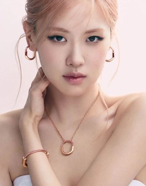 Luxury Jewelry Earrings, All Eyes On Me, Rare Gemstones, Tiffany And Co, Rosé Blackpink, Rose Gold Jewelry, Girl Bands, Blackpink Rose, Pink Sapphire