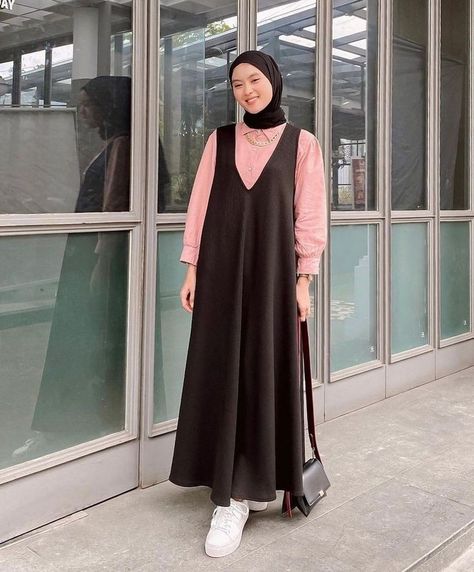 Outfit Overall Hijab, Overall Dress Hijab, Overall Hijab, Linen Style Fashion, Overall Outfit, Muslim Outfits Casual, Muslim Fashion Hijab Outfits, Dress Idea, Casual Hijab