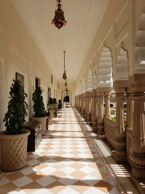 Indian Palace Interior, Arched Corridor, Rajasthani Elements, Rajasthani Interior, Islamic House, Palace Fashion, Rambagh Palace, Indian Palace, White Marble Bathrooms