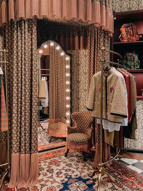 Tented Room, Botique Interiors Ideas, Botique Interiors, Vitrine Vintage, Gucci Garden, Retail Store Interior Design, Clothing Store Interior, Retail Store Interior, Boutique Interior Design