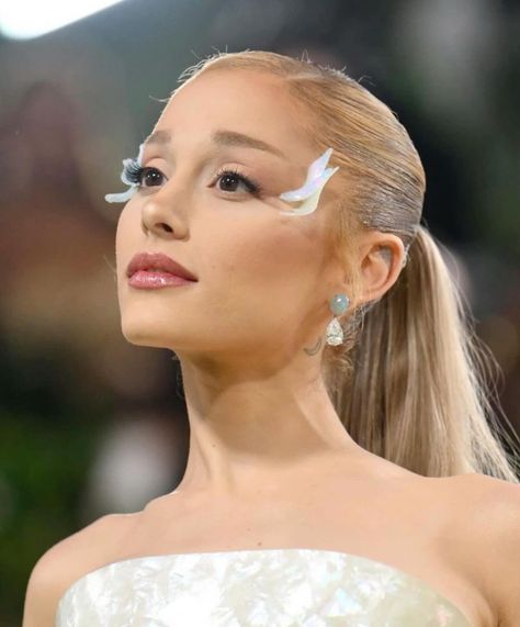 Ariana grande at the met gala 🤍🎀!! Side profile>>>> Ariana Grande Side Profile, Cynthia Erivo, The Met Gala, Musica Pop, Costume Institute, Eternal Sunshine, High Ponytails, Dangerous Woman, Side Profile