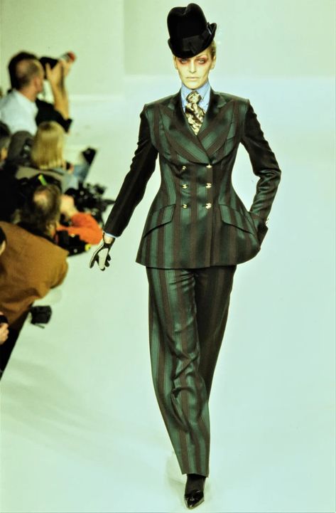 Vivienne Westwood Suit, Vivian Westwood, Vivienne Westwood Fashion, Silly Shirt, Runway Looks, Alternative Outfits, Types Of Fashion Styles, Vivienne Westwood, Couture Fashion