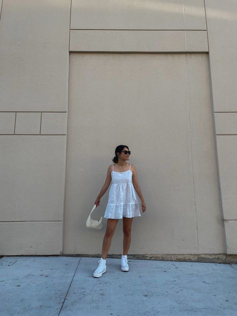 Summer style. Spring style. Mini dress outfit. Street style. Casual style. Ootd. Platform Converse Outfit Dress, Platform Converse Outfit, Dress With Converse, Dress And Sneakers Outfit, Outfit Street Style, Converse Outfit, Mini Dress Outfit, Outfit Street, Platform Converse