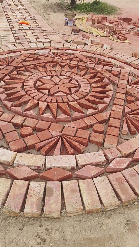 Concrete And Brick Walkway, Diy Brick Garden Wall, Garden Paving Ideas Inspiration, Brick Patio Ideas Backyards, Front Yard Walkway Ideas Entrance, Brick Pathway Ideas, Outdoor Mosaic Ideas, Maze Entrance, Brick Backyard