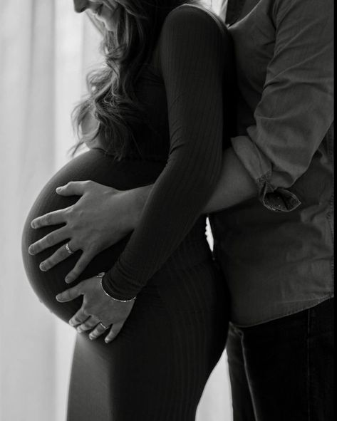 White Maternity Photoshoot, Couple Pregnancy Pictures, Home Maternity Photography, Photo Shoot Poses, Studio Maternity Shoot, Black And White Maternity, Baby Bump Photoshoot, Maternity Studio Photoshoot, Pregnancy Photo Shoot