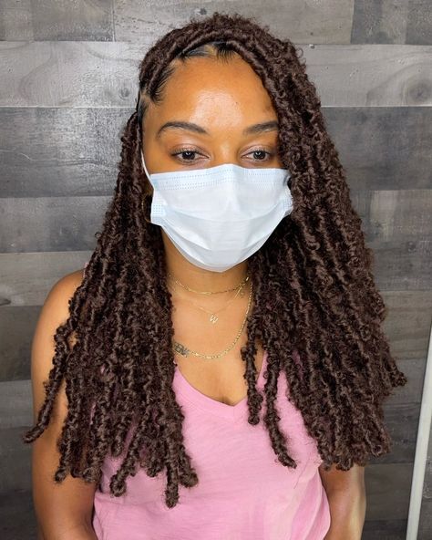 Mid Length Faux Locs Black Women, Shoulder Faux Locs, Distressed Faux Locs Medium Length, Mid Back Locs, Medium Length Soft Locs, Faux Locs Medium Length, Mid Back Faux Locs, Faux Locs Medium, Mini Faux Locs